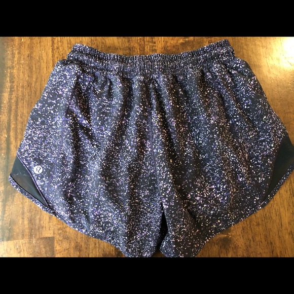 Lululemon size 6 hotty hot shorts - Picture 2 of 3